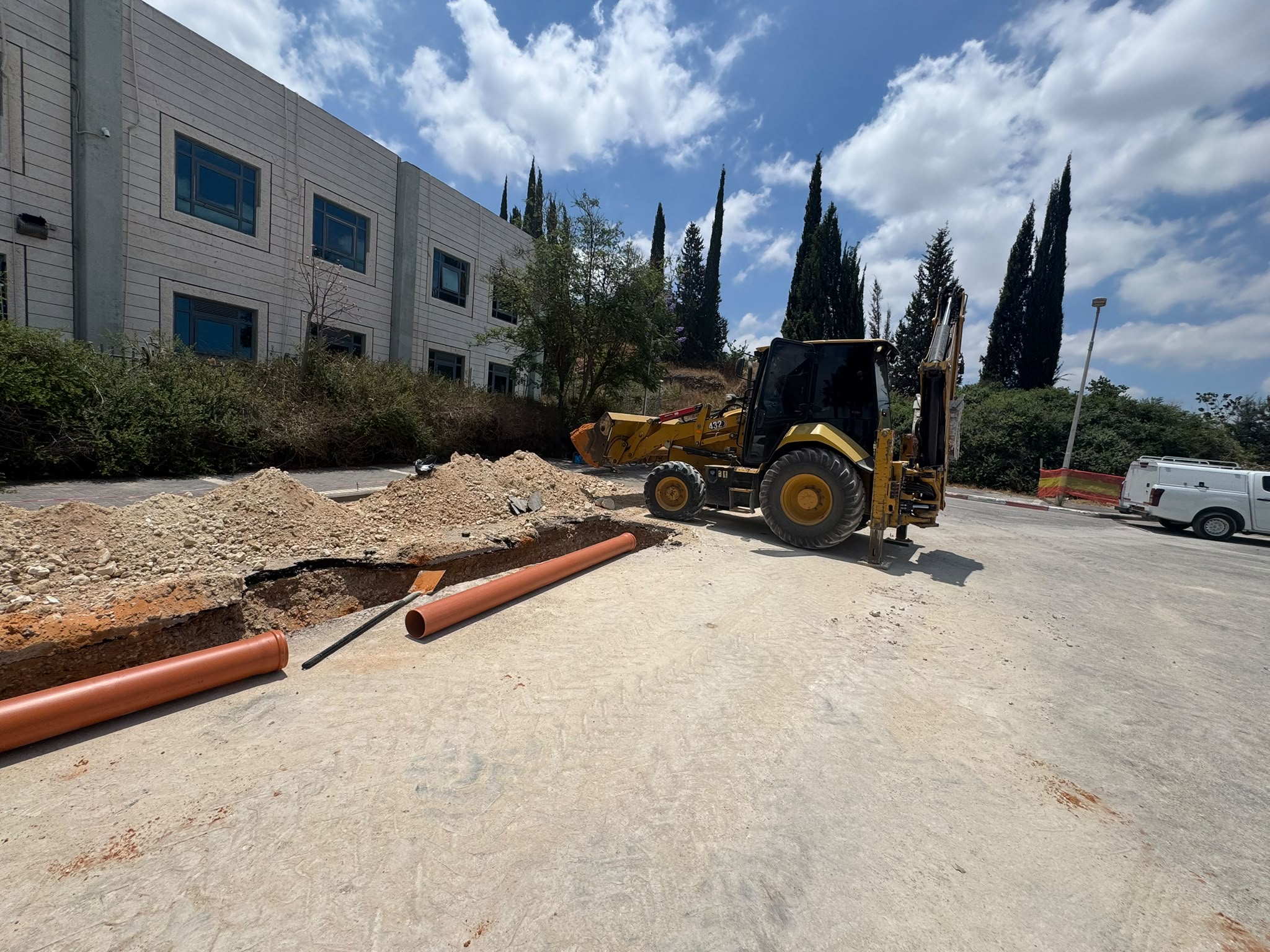 חיבור אולם הספורט לקו ביוב חדש בא.ת. כוכב יאיר-צור יגאל